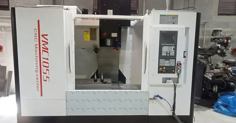 Centro de maquinado CNC VMC 1055 en el taller de Maquinados Clear